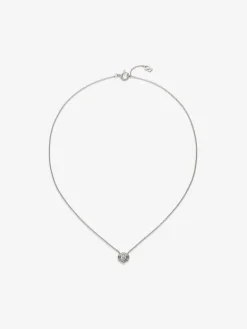 Colgante de oro blanco de 18K con diamante central en talla brillante de 0,2 cts y orla de 2 diamantes en talla baguette con un total de 0,05 cts y 10 diamantes en talla brillante con un total de 0,035 cts