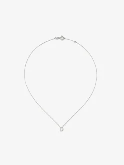 Colgante de oro blanco de 18K con letra D y 14 diamantes en talla brillante con un total de 0,041 cts