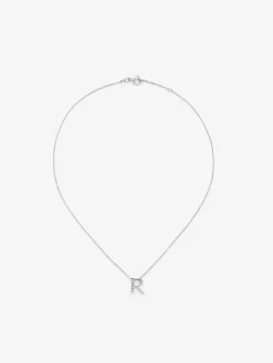 Colgante de oro blanco de 18K con letra R y 14 diamantes en talla brillante con un total de 0,07 cts