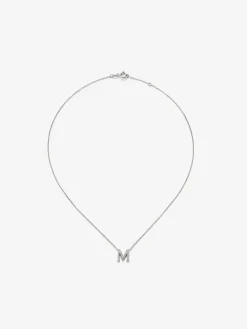 Colgante de oro blanco de 18K con letra M en pavé de 28 diamantes en talla brillante con un total de 0,13 cts