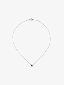 Colgante de oro blanco de 18K con un zafiro azul en talla brillante de 0,2 cts y 10 diamantes en talla brillante con un total de 0,05 cts