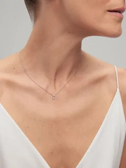 Colgante de oro blanco de 18K con diamantes en talla brillante de 0,09 cts y letra D