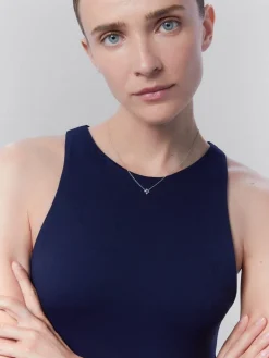 Colgante de oro blanco de 18K con un zafiro azul en talla brillante de 0,12 cts y 4 diamantes en talla brillante con un total de 0,08 cts