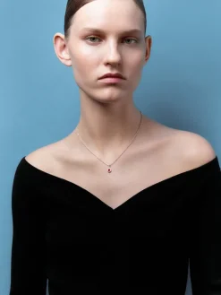 Colgante de oro blanco de 18K con rub&iacute; rojo intenso en talla pera de 0,88 cts y diamantes 0,48 cts