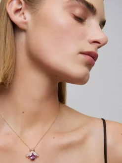 Colgante de oro blanco de 18K con amatista morada en talla oval de 2,77 cts, 4 diamantes marrones en talla brillante con un total de 0,04 cts y 38 zafiros rosas en talla brillante con un total de 0,38 cts