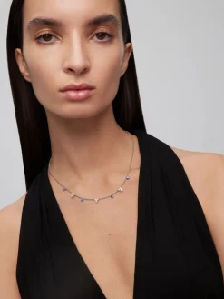 Colgante de oro blanco de 18K con 4 zafiros azules en talla brillante con un total de 0,85 cts y 9 diamantes en talla brillante con un total de 0,54 cts