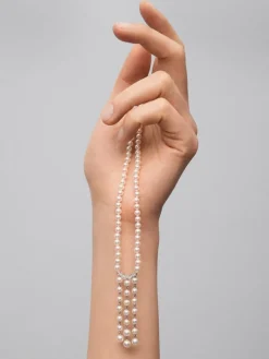 Colgante de oro blanco de 18K con 172 perlas akoya y 9 diamantes en talla brillante con un total de 0,09 cts