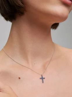 Colgante de oro blanco de 18K con cruz de 11 zafiros en talla brillante con un total de 0,5 cts