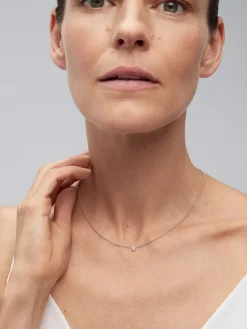 Colgante de oro blanco de 18K y diamantes en talla brillante de 0,08 cts y forma de estrella