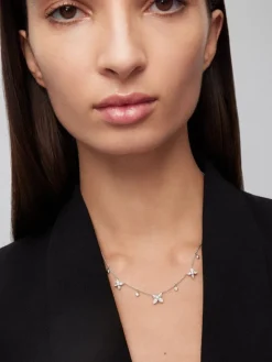 Colgante de oro blanco de 18K con diamantes blancos en talla brillante de 0,6 cts