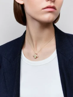 Colgante de oro blanco de 18K con amatista verde en talla oval de 2,5 cts, 42 diamantes marrones en talla brillante con un total de 0,36 cts y 2 zafiros azules en talla brillante con un total de 0,01 cts