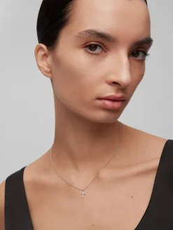 Colgante de oro blanco de 18K con 11 diamantes en talla brillante con un total de 0,07 cts