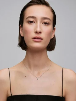 Colgante de oro blanco de 18K con letra A en pavé de 7 diamantes en talla brillante con un total de 0,08 cts