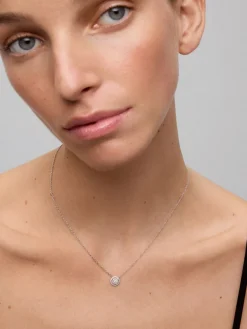 Colgante de oro blanco de 18K con 33 diamantes en talla brillante con un total de 0,25 cts
