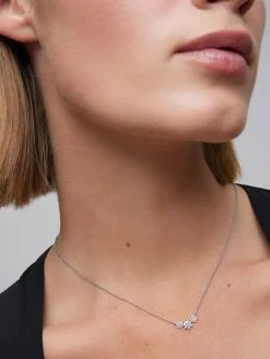 Colgante de oro blanco de 18K con diamantes en talla brillante de 0,29 cts y forma de estrellas