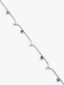 Colgante de oro blanco de 18K con 4 zafiros azules en talla brillante con un total de 0,85 cts y 9 diamantes en talla brillante con un total de 0,54 cts