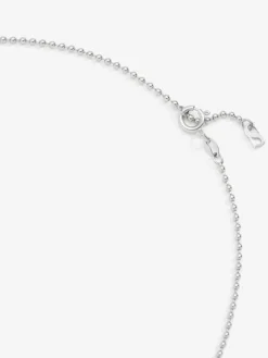 Colgante de oro blanco de 18K con 8 zafiros azules en talla brillante con un total de 1,35 cts y 21 diamantes en talla brillante con un total de 1,25 cts