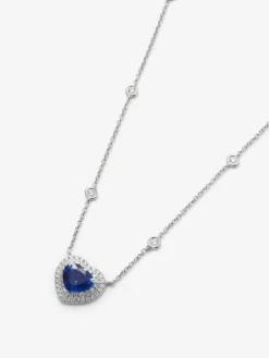 Colgante de oro blanco de 18K con zafiro azul royal en talla corazón de 1,51 cts y 59 diamantes en talla brillante con un total de 0,3 cts