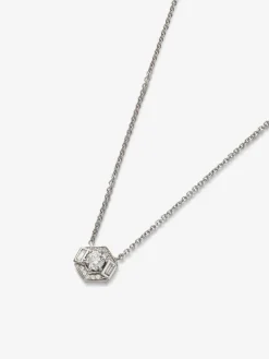 Colgante de oro blanco de 18K con diamante central en talla brillante de 0,2 cts y orla de 2 diamantes en talla baguette con un total de 0,05 cts y 10 diamantes en talla brillante con un total de 0,035 cts