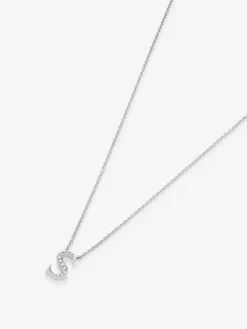 Colgante de oro blanco de 18K con letra S y 16 diamantes en talla brillante con un total de 0,07 cts