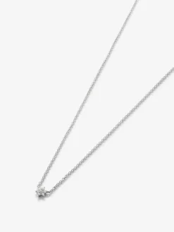 Colgante de oro blanco de 18K y diamantes en talla brillante de 0,08 cts y forma de estrella