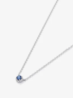 Colgante de oro blanco de 18K con zafiro azul en talla brillante de 0,23 cts y orla de 10 diamantes en talla brillante con un total de 0,07 cts