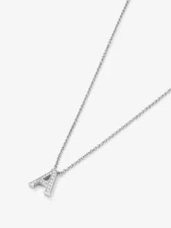 Colgante de oro blanco de 18K con letra A en pavé de 7 diamantes en talla brillante con un total de 0,08 cts