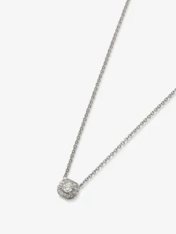 Colgante de oro blanco de 18K con diamante central en talla brillante de 0,1 cts y 12 diamantes en talla brillante con un total de 0,15 cts