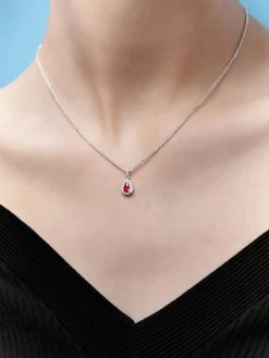 Colgante de oro blanco de 18K con rub&iacute; rojo intenso en talla pera de 0,88 cts y diamantes 0,48 cts