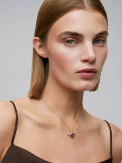 Colgante de oro blanco de 18K con amatista morada en talla oval de 2,77 cts, 4 diamantes marrones en talla brillante con un total de 0,04 cts y 38 zafiros rosas en talla brillante con un total de 0,38 cts