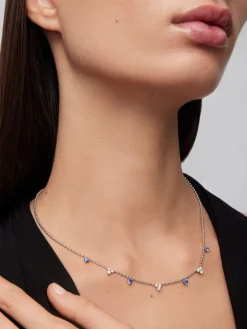 Colgante de oro blanco de 18K con 4 zafiros azules en talla brillante con un total de 0,85 cts y 9 diamantes en talla brillante con un total de 0,54 cts