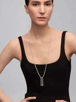 Colgante de oro blanco de 18K con 172 perlas akoya y 9 diamantes en talla brillante con un total de 0,09 cts