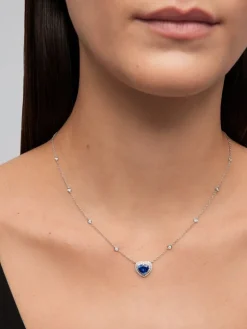 Colgante de oro blanco de 18K con zafiro azul royal en talla corazón de 1,51 cts y 59 diamantes en talla brillante con un total de 0,3 cts