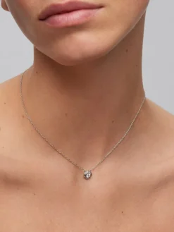 Colgante de oro blanco de 18K con diamante central en talla brillante de 0,2 cts y orla de 2 diamantes en talla baguette con un total de 0,05 cts y 10 diamantes en talla brillante con un total de 0,035 cts