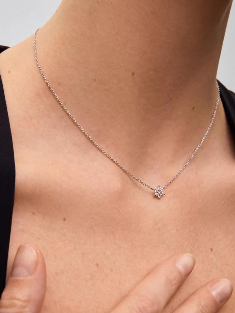 Colgante de oro blanco de 18K con diamantes 0,21 cts en forma de estrella