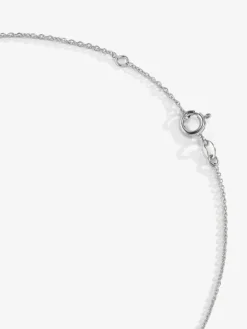 Colgante de oro blanco de 18K con letra J y 7 diamantes en talla brillante con un total de 0,05 cts