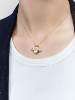 Colgante de oro blanco de 18K con amatista verde en talla oval de 2,5 cts, 42 diamantes marrones en talla brillante con un total de 0,36 cts y 2 zafiros azules en talla brillante con un total de 0,01 cts