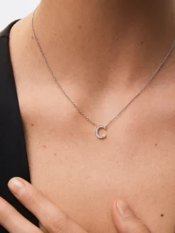 Colgante de oro blanco de 18K con letra C en pavé de 7 diamantes en talla brillante con un total de 0,05 cts