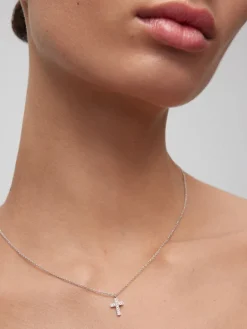 Colgante de oro blanco de 18K con 11 diamantes en talla brillante con un total de 0,07 cts