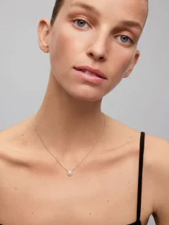 Colgante de oro blanco de 18K con 33 diamantes en talla brillante con un total de 0,25 cts