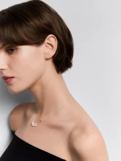 Colgante de oro blanco de 18K con 5 perlas akoya de 4 y 5mm y 16 diamantes blancos en talla brillante con un total de 0,22