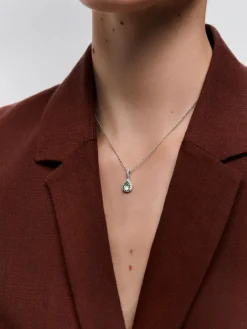Colgante de oro blanco de 18K con amatista verde en talla pera de 0,68 cts y 18 diamantes en talla brillante con un total de 0,2 cts