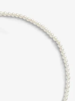 Colgante de oro blanco de 18K con 172 perlas akoya y 9 diamantes en talla brillante con un total de 0,09 cts