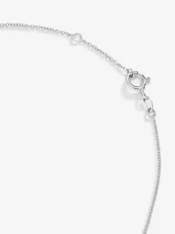 Colgante de oro blanco de 18K con 25 diamantes en talla brillantes con un total de 0,31 cts