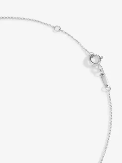 Colgante de oro blanco de 18K con diamante blanco en talla brillante de 0,1 cts y forma de estrella