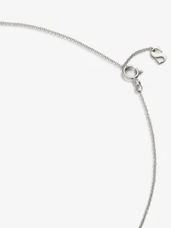 Colgante de oro blanco de 18K con diamante central en talla brillante de 0,2 cts y orla de 2 diamantes en talla baguette con un total de 0,05 cts y 10 diamantes en talla brillante con un total de 0,035 cts