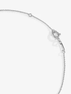 Colgante de oro blanco de 18K con letra D y 14 diamantes en talla brillante con un total de 0,041 cts