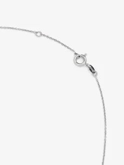 Colgante de oro blanco de 18K con letra L en pavé de 5 diamantes en talla brillante con un total de 0,02 cts