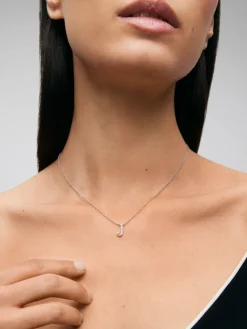 Colgante de oro blanco de 18K con letra J y 7 diamantes en talla brillante con un total de 0,05 cts