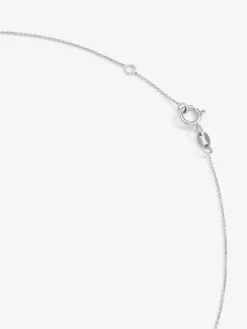 Colgante de oro blanco de 18K con letras y diamantes blancos en talla brillante